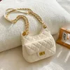 Sac carré de mode sac à bandoulière design sac à chaîne à motifs de diamant sacs à bandoulière pour femmes présentant des sacs en tissus PU de qualité sacs à main sous les bras pour téléphone