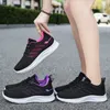Chaussures de course de sport souples avec femmes respirantes noir blanc femme 0204115