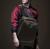 Sac à bandoulière pour hommes en gros d'usine 2 couleurs grande capacité sacs à dos en cuir rembourrés tendance de la rue sac d'ordinateur joker de couleur unie simple joker hommes sac à main 1002 #