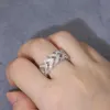 Bague en moissanite ronde irisée plaquée or blanc massif pour homme en argent sterling fait à la main