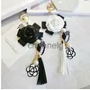 Sleutelhangers Beroemde Sleutelhanger Zwart Wit Leer Camellia Bloem Sleutelhanger Vrouwen Bloem Sleutelhangers llaveros flore Bag Charms 240303