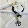 Porte-clés célèbre porte-clés en cuir blanc camélia femmes chaînes de mode llaveros flore charmes 240303