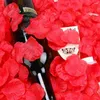 Dekorative Blumen 2400 PCs Künstliche Rosenblätter Verlobungsfeier -Dekoration Simulation Hochzeitstisch Streuung Vase rot
