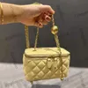 CC Bags Luxusmarke Kosmetiktaschen Hüllen Damen Lammfell Kosmetiktasche mit Gold Crush Ball Metall Matelase Kette Umhängetasche Umhängetasche