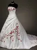 2024 broderie satin une ligne robes de mariée blanc et rouge foncé longues robes de mariée sans bretelles sans manches élégante robe de réception de mariée dos à lacets