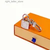 Porte-clés Nouveau alliage serrure conception astronaute porte-clés accessoires designer porte-clés solide clé boîte-cadeau emballage 240303