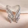 Anillos de racimo Feehow Moda Forma de ala blanca abierta para mujeres Personalidad Cubic Zirconia Anillo ajustable para niñas Fiesta Joyería de boda