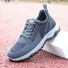 Chaussures de course de sport souples avec femmes respirantes noir blanc femme 012625