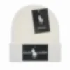 Ny design brimlös hatt lyxig stickad tröja hatt temperament mångsidig brimlös hatt stickad hatt varm bokstav design hatt jul present hatt dammväska är mycket bra u7