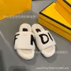 أحذية Slippers عالية النسخة F Family 2024 أفخم لحم الضأن الجديد مع حروف الدفء ، متعدد الاستخدامات كلمة واحدة شببر ملابس غير رسمية للنساء