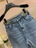 Damesjeans Designer Jeans Arrivals Taille Straat Uitgeholde Patch Geborduurde Decoratie Blauwe Rechte Denim Broek T2 240304