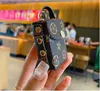 Kluczowe projektant mody AirPods Trurinkets skórzane kluczowe łańcuchy biżuteria brązowe kwiaty uroki klucza do samochodu Keys Uchwyt akcesoria mody 240304