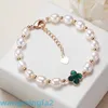 2024Jewelry Designer Vans Four-Leaf Clover Armband Ny imitation Pearl Zircon Female Internet Celebrity Mode Clover Nisch Design Armband