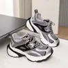 2024 Designer Appliques Decorazione Scarpe in lenti in legato Sport Sneakers Tround Toe Flat with Heels Chaussures Femmes Sleds Luxury
