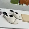 Projektowne slajdy powiązane z literą na wysokim obcasie Sandal Sandal Sandal Srebrne Obcasy Fretwork Obcasy Mid-Heel Mule Srebrne Kapcie ze skóry 35-43