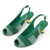 Scarpe eleganti 2024 Est Moda donna Design a strisce Tacchi alti con fattura di pesce Set di borse con sandali verdi lucidi con diamanti