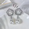 Kolczyki Dangle Senu Baroque Cubic Zirkonia Pearl Drope Earring Pełny utwardzony CZ Piękny kwiat Kobiety Wykwintna biżuteria rocznicowa