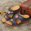 Kadın gündelik terlik moda içi boş çiçekler kama sandaletleri açık işlemeli platform rahat plaj ayakkabıları chinelo nuvem 240228