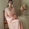 Mulheres sleepwear solto casual longo quimono roupão de banho pena borgonha noiva dama de honra robe presente de casamento cetim de seda casa vestido