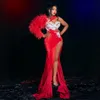 African Nigeria Evening Dresses Prom Dresses Long Red Feathered One Shoulder Sexig High Split Formal Dresses For Black Women Rhinestones Dekorerade klänningar AM474