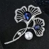 Broszki urok Blue Crystal Flower Pearl kropla dla kobiety bukiety ślubne luksusowe kołnierz płaszcz broszki szpilki ubrania biżuteria Prezent