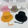 Chapeau de seau de designer pour hommes avec cordon de serrage réglable, casquette de luxe, cadeaux de vacances, coton plat, loisirs créatifs, chapeaux de luxe à large bord pour femmes habillées PJ027 F4