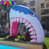 Arc de requin gonflable de conception personnalisée avec souffleur, 8mW (26 pieds), avec dents pointues, pour décoration de bienvenue d'entrée de parc