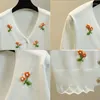 Tricots pour femmes Automne Mode Coréenne Pull Cardigan Printemps Fleur Brodée À La Main Mince 2024 Style Fille Solide Mignon Manteau Court
