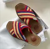 Pantofola di design da donna Pantofole legnose Pantofola piatta all'uncinetto Scivoli con cinturino incrociato Sandalo intrecciato arcobaleno Infradito per vacanze estive da donna