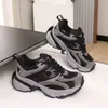2024 Designer Appliques Decorazione Scarpe in lenti in legato Sport Sneakers Tround Toe Flat with Heels Chaussures Femmes Sleds Luxury