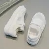 Scarpe da ginnastica per bambini 2024 Scarpe estive per bambini Scavate Scarpe sportive per ragazze bianche Scarpe da passeggio per bambini con superficie in rete casual traspirante Scarpe da passeggio per bambini con suola morbida