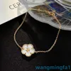 2024 Jewelry Designer Brand Vanl Cleefl Arpelsclassic Rose White Fritillaria Clover Plum Blossom Armband V Gold Live Network Red