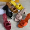 여성 시그니처 플랫 슬리퍼 디자이너 샌들 최고 품질의 가죽 바게트 패턴 슬라이드 단색 광대역 플립 플롭 패션 비치 신발