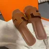 Slippers Designer Oran Sandales pour les femmes glissements de la mode d'été féminine à l'extérieur du style net tourisme plage un mot orans en cuir sandales