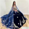 Op voorraad Jurken voor speciale gelegenheden Geborduurde Veet Quinceanera-jurk 2024 Afneembare Tle Cape Goud 3D Bloemen Kweepeer Baljurk Korset Dhwox