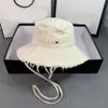 Regulowany wiadro kapelusz designerski z metalowymi literami Wygodne podróże na plażę Ochrona na plaży Kobiety Fisherman Caps Le Bob PJ027 G4