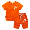 Set di abbigliamento estivo per bambini in 2 pezzi Bambini Ragazzi Ragazze T-shirt stampata con LOGO di marca Pantaloncini Abbigliamento casual per bambini Abbigliamento sportivo per bambini