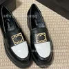 Hohe Version Sommer duftende Loafer mit dicker Sohle Erhöhte Farbblockierung Schwarz Weiß Kleine Lederschuhe im britischen Stil