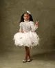 Weiße Blumenmädchenkleider für die Hochzeit, gestufte Röcke, 3D-Applikationen, Ballkleid, Festzugkleid für kleine Mädchen, mit Perlen verziert, Erstkommunionkleider