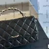 23K Mujer Acordeón Negro Top Metal Rhinestone Mango Tote WOC Bolsas Hardware de metal plateado Cadena Matelasse Multi Pochette Turn Lock Teléfono Titular de la tarjeta Monedero 19X10CM