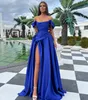 Royal Blue A Line Prom Dress Off Axel Split Formal Evening Dresses Elegant Ogstuff veck Partyklänningar för speciella tillfällen Ruffles Robe de Soiree