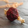 Ciondoli Rudraksha naturale Perline di pietre preziose Ciondolo Collana in oro Natale Giorno del Ringraziamento Emotivo Benedizione di perline Incandescente Yoga Elegante