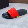Erkekler için Tasarımcı Sandalet Terlikleri Kauçuk Daireler Debossed Havuz Slayt Bandana Zinciri Kırmızı Siyah Kaydırıcılar Sandles Siyah Beyaz Kırmızı Yaz Plajı Ayakkabıları