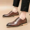 Sapatos de vestido Brogue para casamento do noivo masculino lace up couro casual antiderrapante solas resistentes ao desgaste