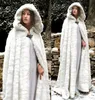 2018 Kürk Kırış Kış Kapüşonlu Pelerinler Sıcak Düğün Capes Wicca Robe Artı Beden Gelin Ceket Noel Beyaz veya Fildişi Etkinlikleri A2631667
