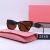 Luksusowe projektant MIUI SUN SUN SUNSSES FOR MEN I WENTOJNY STREET SUNGASSESS Klasyczny podróż moda UV400 Goggle okulary 2089
