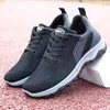 Chaussures de course de sport souples avec femmes respirantes noir blanc femme 0162084