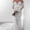 Atemberaubende Spitze-Meerjungfrau-Brautkleider, elegant, schulterfrei, durchsichtig, lange Ärmel, Applikationen, 3D-Flora-Brautkleider nach Maß
