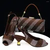 Chaussures habillées 2024 Mode Café Femmes Open Toed Europe et États-Unis Tendance Style Stripe Design Sac Set