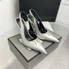 Последняя мода Сандалии на высоком каблуке с эффектом металлик Женские роскошные туфли на высоком каблуке с золотым замком Летние розово-красные сандалии с ремешком на щиколотке Модельная обувная фабричная обувь